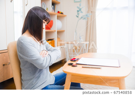 確認文件的女人 67540858