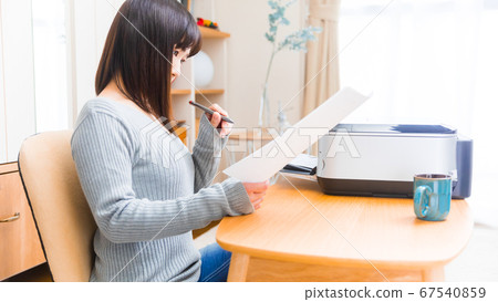 確認文件的婦女各種文件遠程辦公申請認證申請申請表CV等16:9 確認文件的婦女各種文件遠程辦公申請認證申請申請表CV等16:9 67540859