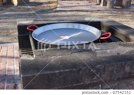 Campsite barbecue paella 67542152