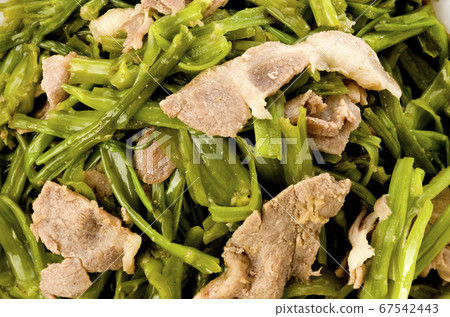 Stir-fried sardines and pork 67542443