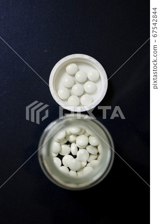 Household, general-purpose bottled, sugar-coated medicine, drug store, health 67542844