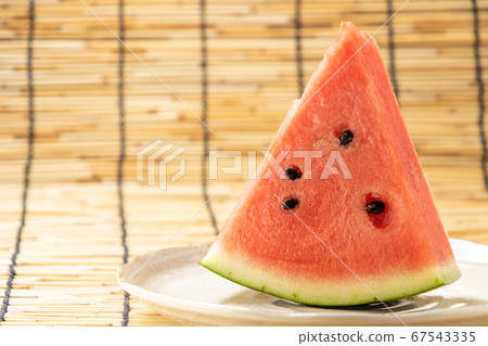 西瓜(切)。在背景窗簾中的夏天圖像。 西瓜(切)。在背景窗簾中的夏天圖像。 67543335