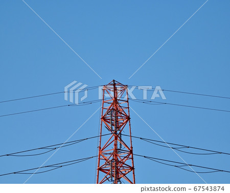 輸電塔聳立在蔚藍的天空 輸電塔聳立在蔚藍的天空 67543874