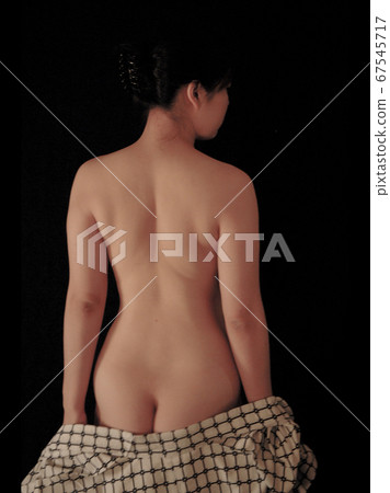 女人的照片美麗的裸體照片女人脫下她的浴衣 67545717