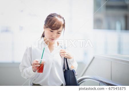 Woman commuting 67545875