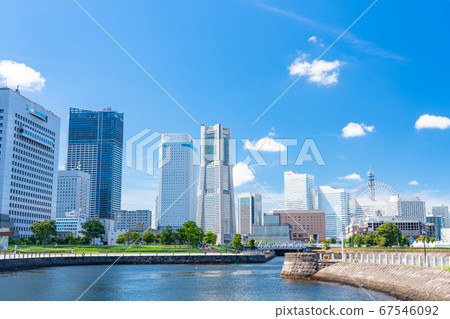 從神奈川縣橫濱的象鼻防波堤看到的夏季Minatomirai 從神奈川縣橫濱的象鼻防波堤看到的夏季Minatomirai 67546092