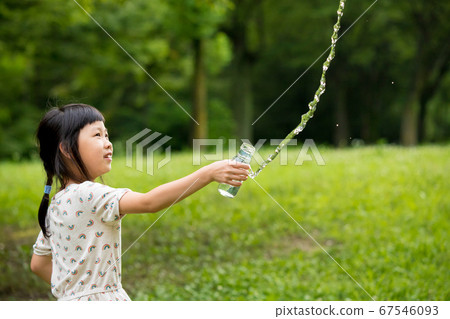 一個可愛的孩子在仲夏公園的水中嬉戲 一個可愛的孩子在仲夏公園的水中嬉戲 67546093