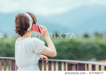 一個女人在自然中 67546677