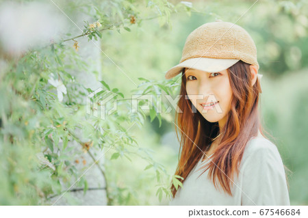 戴著綠色帽子的亞洲女人 戴著綠色帽子的亞洲女人 67546684