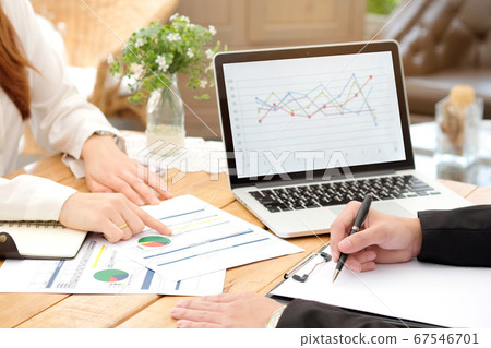 Businessmen, women and men Negotiate growth, financial and business Work together as a team. With successful and stable sales. 67546701