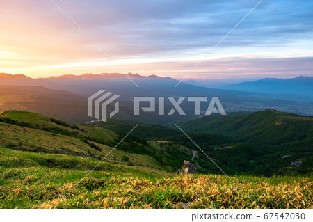 久留山高原的黎明（眺望八岳，富士山，南阿爾卑斯山） 67547030