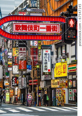 日本的東京城市景觀，可以俯瞰新宿，歌舞uki町（一番街，劇院街）和紅色交通燈 67547145