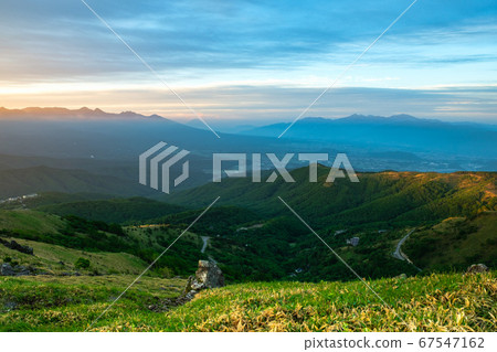 Dawn of Kurumayama Plateau (View Yatsugatake, Mt. Fuji, Southern Alps) 67547162