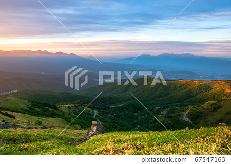 Dawn of Kurumayama Plateau (View Yatsugatake, Mt. Fuji, Southern Alps) 67547163