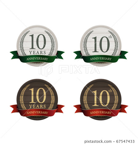 A set of white and black round wooden barrel badges commemorating the 10th anniversary. 67547433