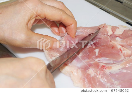 我們正在準備雞大腿肉 我們正在準備雞大腿肉 67548062