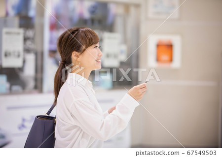 Woman commuting 67549503