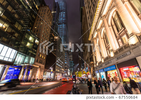 《紐約》曼哈頓克萊斯勒大廈的夜景 《紐約》曼哈頓克萊斯勒大廈的夜景 67550684