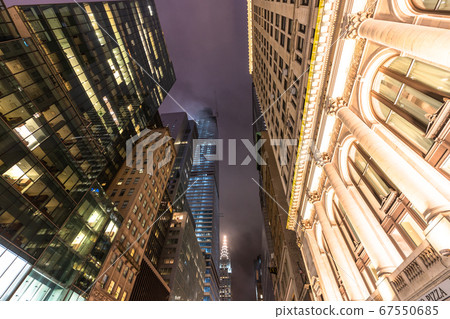 《紐約》曼哈頓克萊斯勒大廈的夜景 67550685