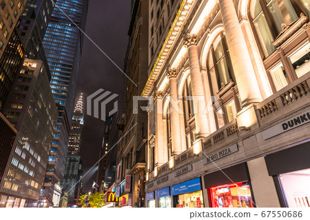 《紐約》曼哈頓克萊斯勒大廈的夜景 《紐約》曼哈頓克萊斯勒大廈的夜景 67550686