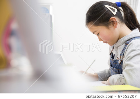 小學女孩在兒童房認真學習 小學女孩在兒童房認真學習 67552207