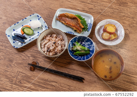 米飯和味噌湯典型的日本料理 67552292