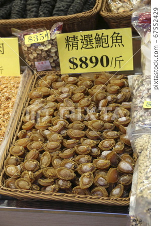 Dried abalone sold in Tokusuke Dosei, Hong Kong. Even such a small thing costs 100 grams 2500 yen 67552429