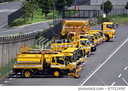 首都高速公路的道路維護工作車輛 67552498