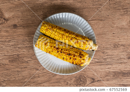 Sweet corn Sweet and delicious corn Sweet corn Sweet and delicious corn 67552569