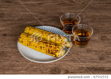 甜玉米甜美可口的玉米 67552572