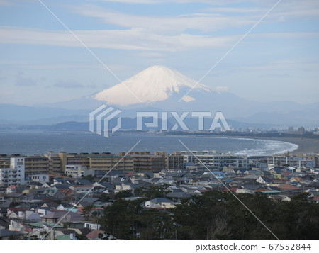 Mt. Fuji in winter seen from Ryukouji Temple (near the stupa) in Fujisawa City 67552844