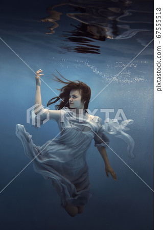 Portrait of a girl in a blue dress under water       67555518