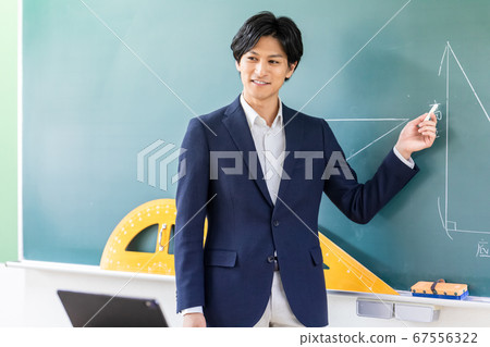 在教室裡拍攝在線課程 在教室裡拍攝在線課程 67556322