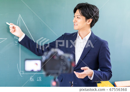 在教室裡拍攝在線課程 在教室裡拍攝在線課程 67556368