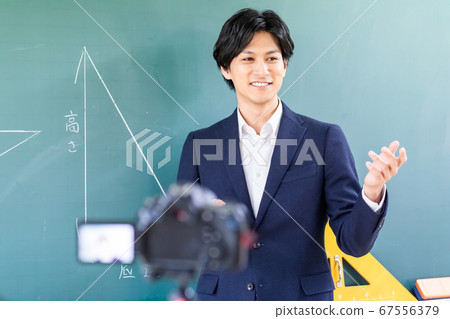 在教室裡拍攝在線課程 在教室裡拍攝在線課程 67556379