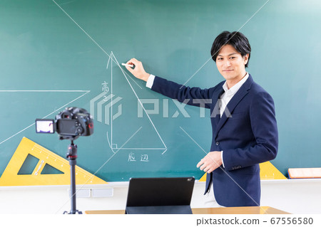 在教室裡拍攝在線課程 67556580