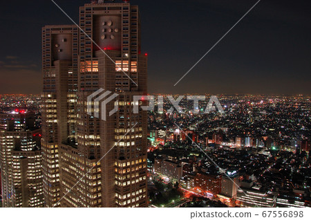 新宿區政府的夜景 新宿區政府的夜景 67556898