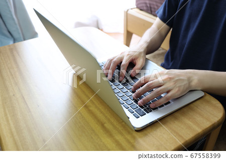 遠程辦公筆記本電腦上工作的人 67558399