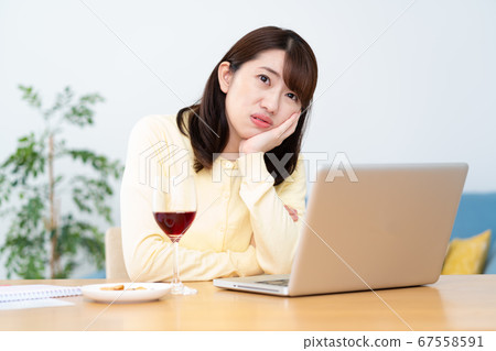 Online drinking party: a young woman who gets tired and sleepy Online drinking party: a young woman who gets tired and sleepy 67558591
