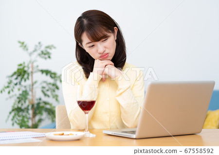 Online drinking party: a young woman who gets tired and sleepy Online drinking party: a young woman who gets tired and sleepy 67558592