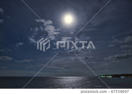 Full Moon and the Sea Full Moon and the Sea 67558697