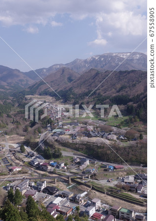從山形山寺俯瞰的春天鄉村景觀 67558905