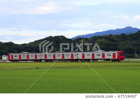 Chikuhi Line 103 series (one-man operation) that goes through the countryside 67559487