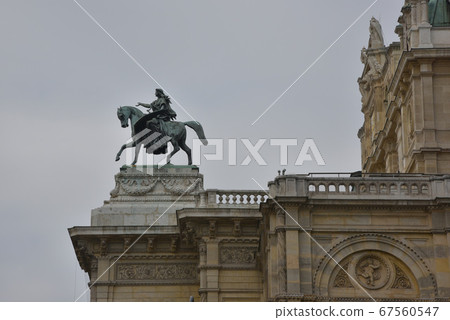 The statue of the palace above. 67560547