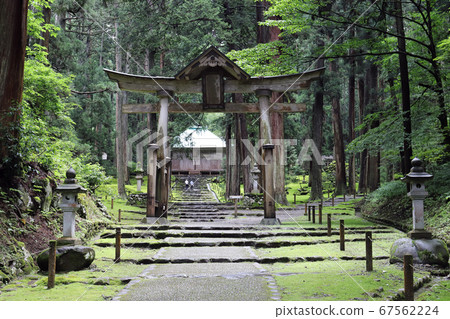 Heisenji Hakusan Shrine after the rain Hall of worship seen from Nino Torii (Katsuyama City, Fukui Prefecture) Heisenji Hakusan Shrine after the rain Hall of worship seen from Nino Torii (Katsuyama City, Fukui Prefecture) 67562224