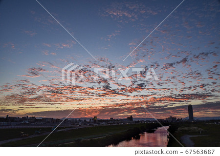 雅達河上的日落,流雲 雅達河上的日落,流雲 67563687