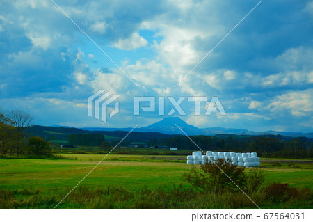 Roll veil with a view of Mt. Mt. Roll veil with a view of Mt. Mt. 67564031