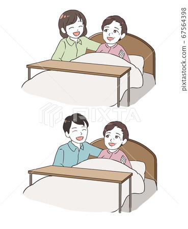 一個微笑的家庭,照顧一個老女人在床上 一個微笑的家庭,照顧一個老女人在床上 67564398
