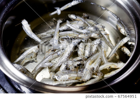 Take the soup stock with niboshi 67564951