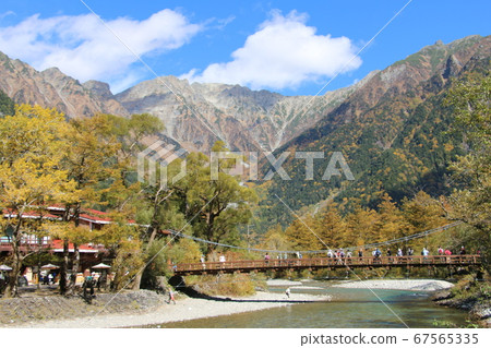 大家都羨慕的上高地的秋天色彩開始染上的Kappabashi和Hotaka山 大家都羨慕的上高地的秋天色彩開始染上的Kappabashi和Hotaka山 67565335